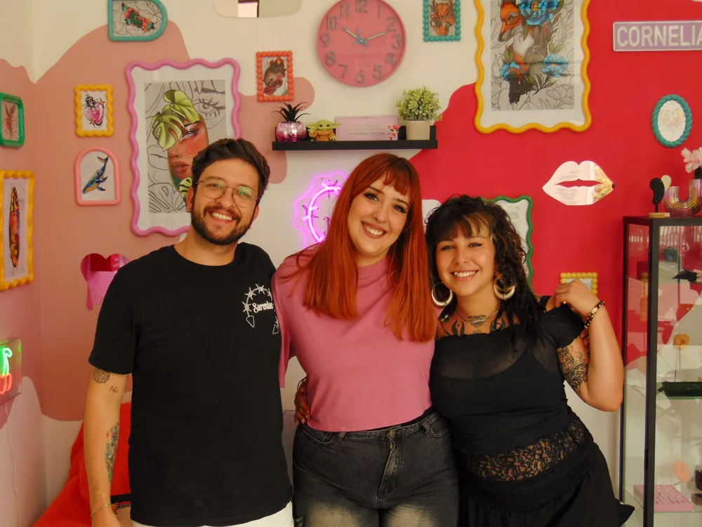 As três artistas do Lonely Hearts Club Tattoo no estúdio de tatuagens em Torres Vedras