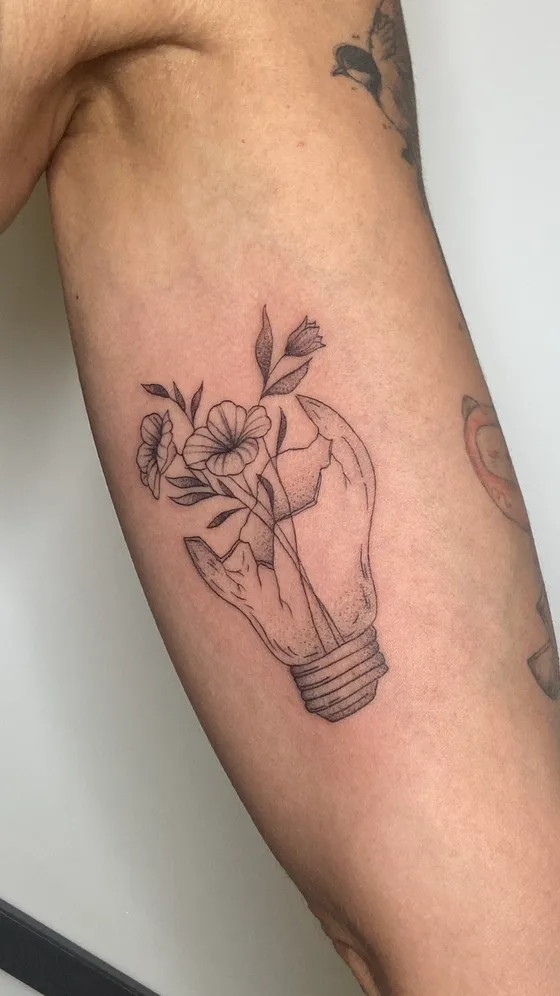 Tatuagem fine line feita pela Mara no Lonely Hearts Club Tattoo, Torres Vedras