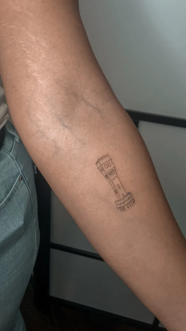 Tatuagem fine line feita pela Mara no Lonely Hearts Club Tattoo, Torres Vedras