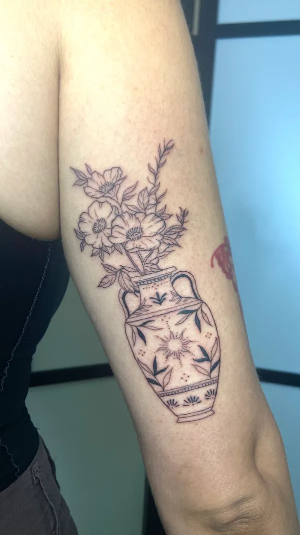 Tatuagem fine line feita pela Mara no Lonely Hearts Club Tattoo, Torres Vedras
