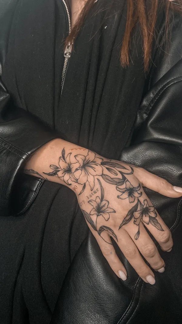 Tatuagem fine line feita pela Mara no Lonely Hearts Club Tattoo, Torres Vedras