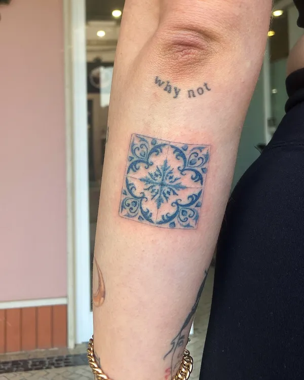 Tatuagem fine line feita pela Mara no Lonely Hearts Club Tattoo, Torres Vedras