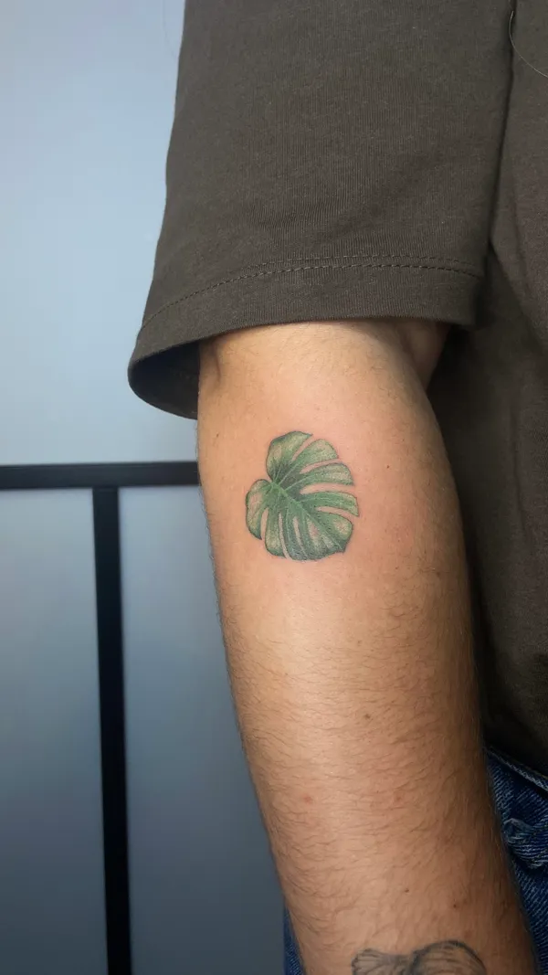 Tatuagem de micro realismo a cor feita pela Mara no Lonely Hearts Club Tattoo, Torres Vedras
