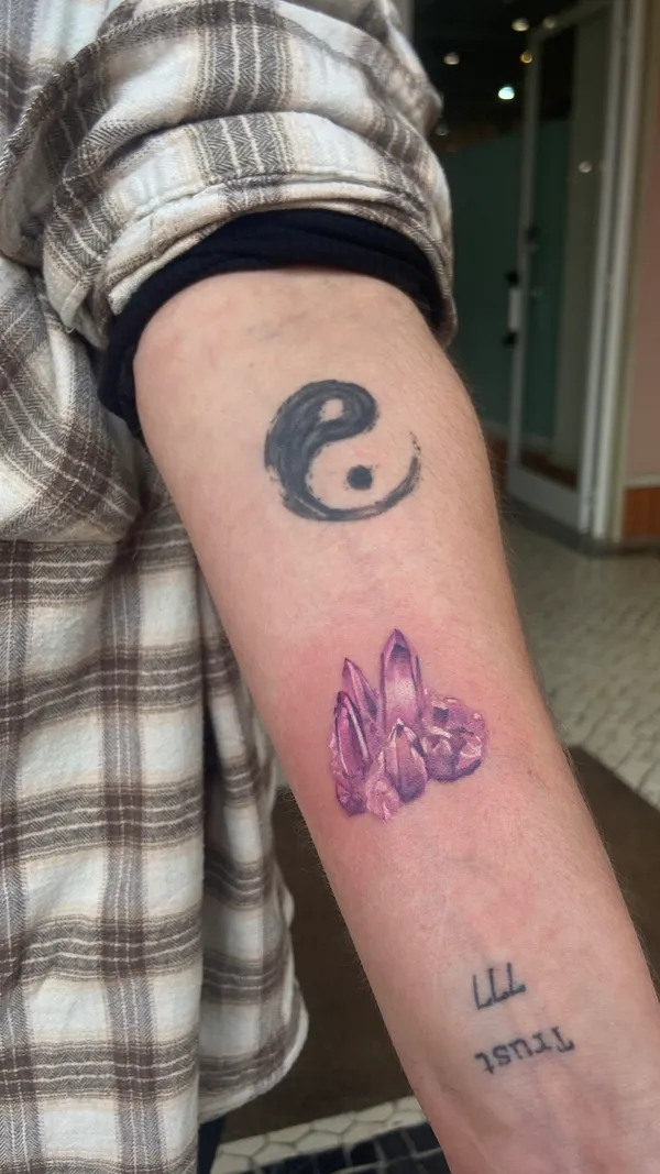 Tatuagem de micro realismo a cor feita pela Mara no Lonely Hearts Club Tattoo, Torres Vedras