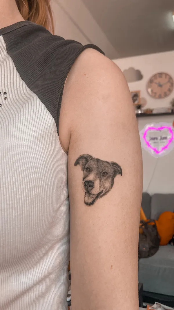 Tatuagem de micro realismo a cor feita pela Mara no Lonely Hearts Club Tattoo, Torres Vedras