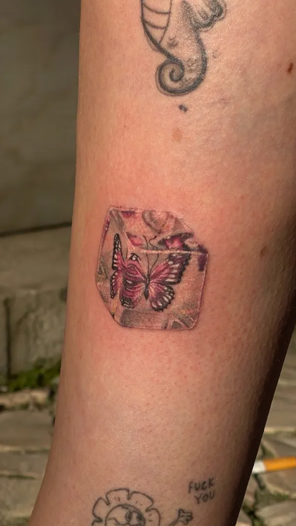 Tatuagem de micro realismo a cor feita pela Mara no Lonely Hearts Club Tattoo, Torres Vedras