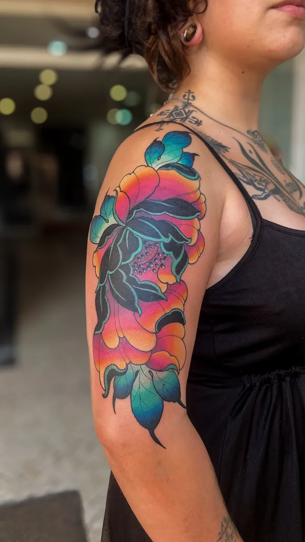 Tatuagem neotradicional feita pela Mara no Lonely Hearts Club Tattoo, Torres Vedras