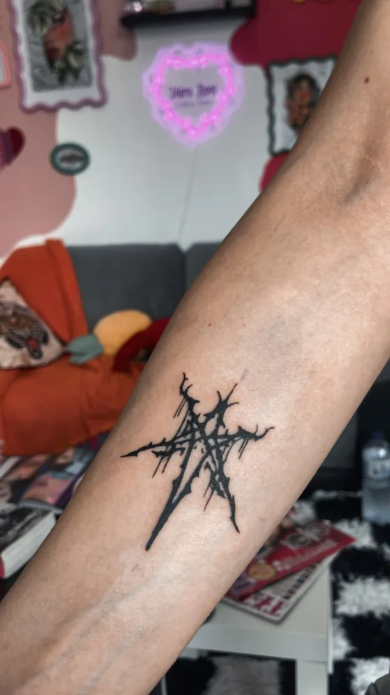 Tatuagem blackwork feita pela Marta no Lonely Hearts Club Tattoo, Torres Vedras