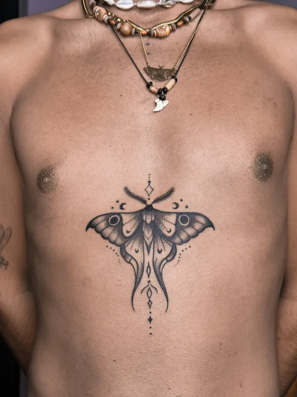 Tatuagem blackwork feita pela Marta no Lonely Hearts Club Tattoo, Torres Vedras