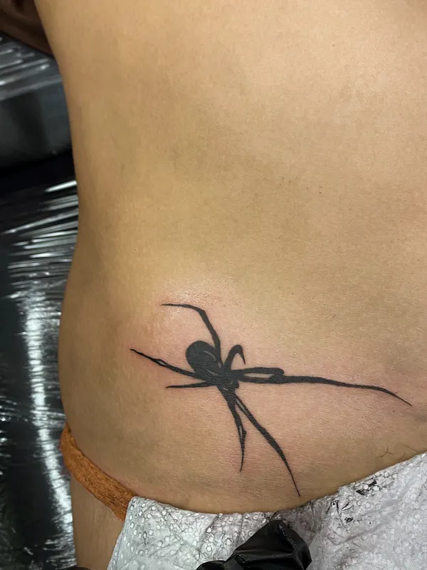 Tatuagem blackwork feita pela Marta no Lonely Hearts Club Tattoo, Torres Vedras