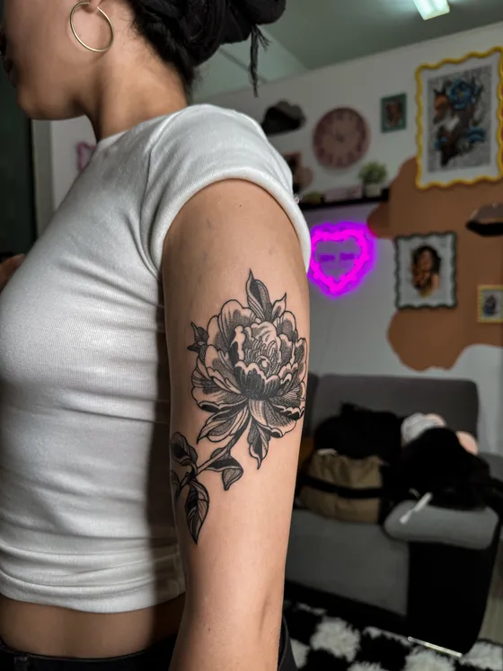 Tatuagem tradicional feita pela Marta no Lonely Hearts Club Tattoo, Torres Vedras