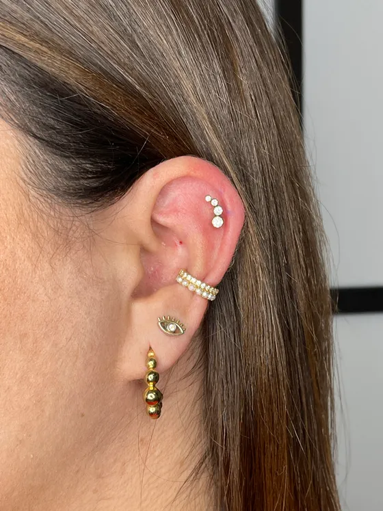 Piercing helix com joia em titânio, feito no Lonely Hearts Club Tattoo, Torres Vedras