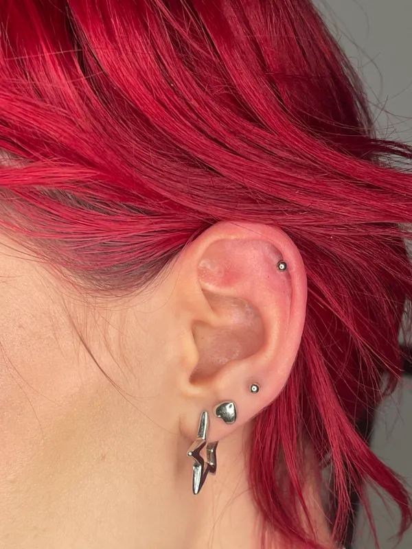 Piercing helix com joia em titânio, feito no Lonely Hearts Club Tattoo, Torres Vedras