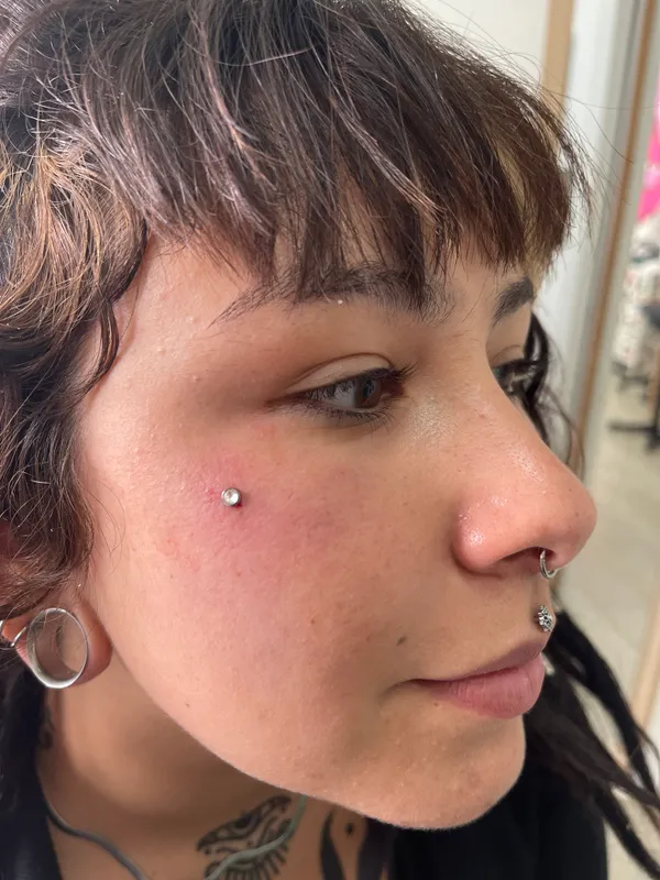 Micro dermal na face com joia em titânio, feito no Lonely Hearts Club Tattoo, Torres Vedras