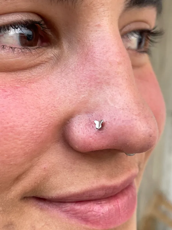 Piercing nostril com joia em titânio, feito no Lonely Hearts Club Tattoo, Torres Vedras