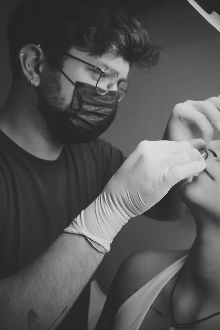 Retrato do piercer Francisco Sarzedas no Lonely Hearts Club Tattoo