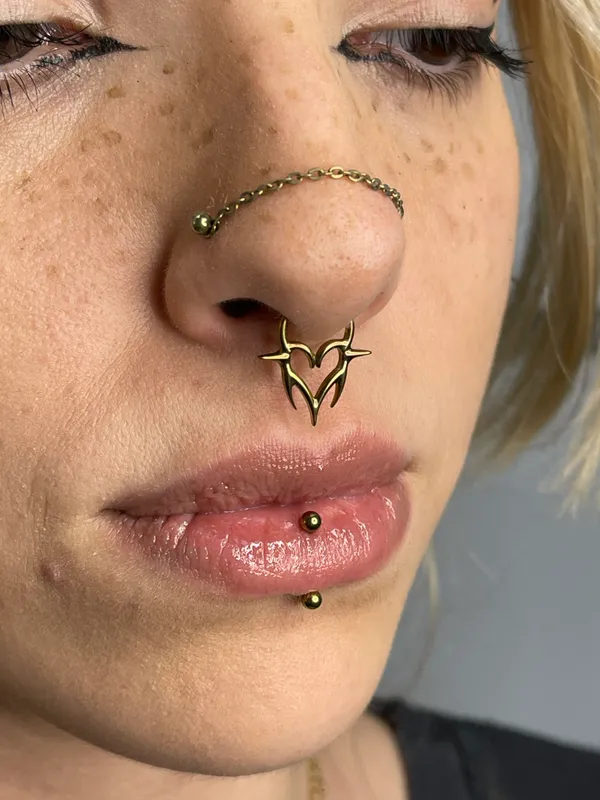 Piercing de septo e nostril, feito no Lonely Hearts Club Tattoo, Torres Vedras