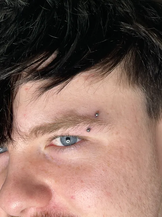 Piercing na sobrancelha, feito no Lonely Hearts Club Tattoo, Torres Vedras