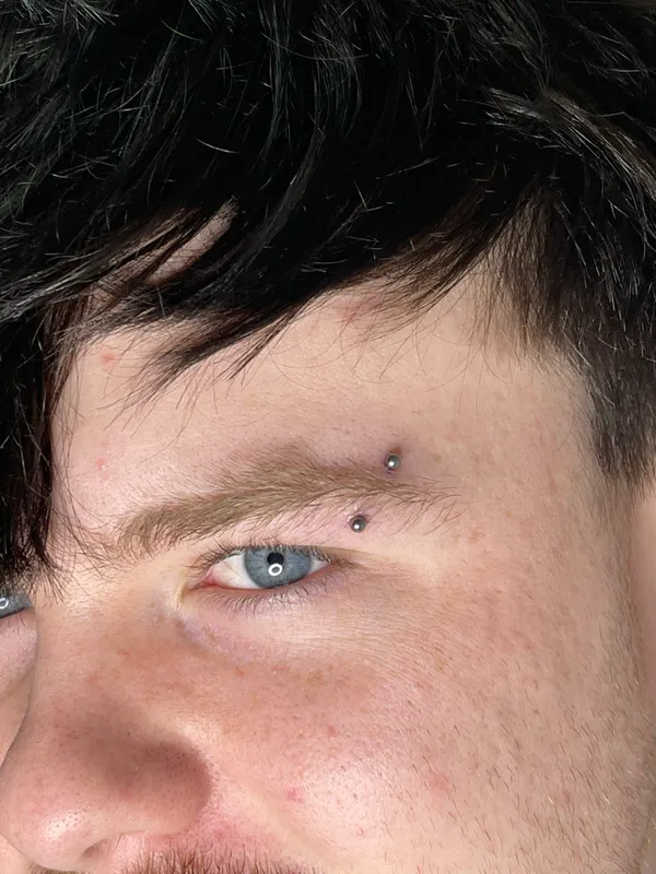 Piercing na sobrancelha, feito no Lonely Hearts Club Tattoo, Torres Vedras