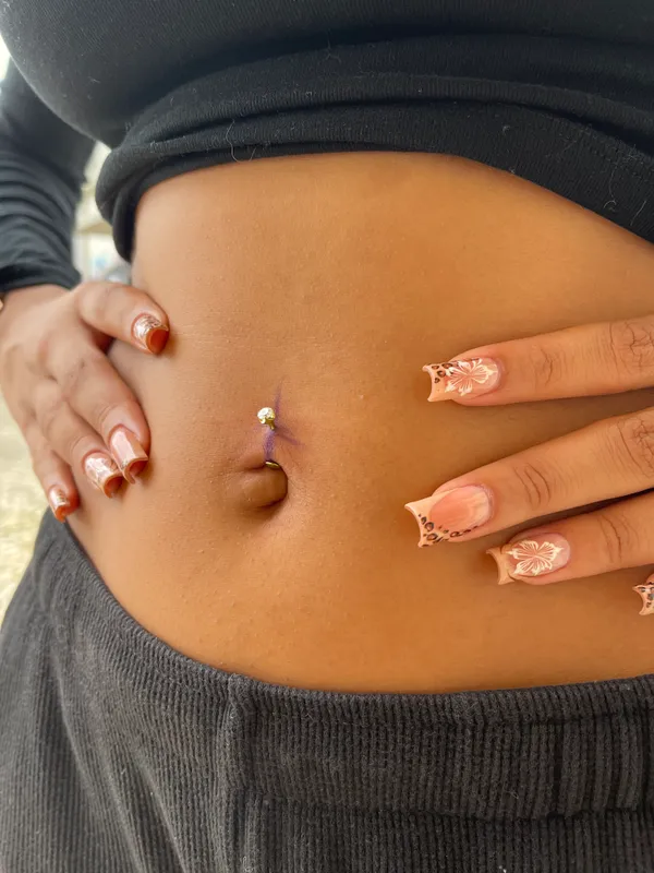 Piercing no umbigo com joia em titânio, feito no Lonely Hearts Club Tattoo, Torres Vedras